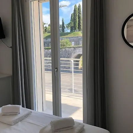 *central Lakeside Apt*swimming Pool & Free Parking * Peschiera del Garda